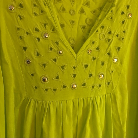 Chelsea & Theodore Women’s Small Top. V- Neck With Geometric Design And Cutout - Picture 4 of 7